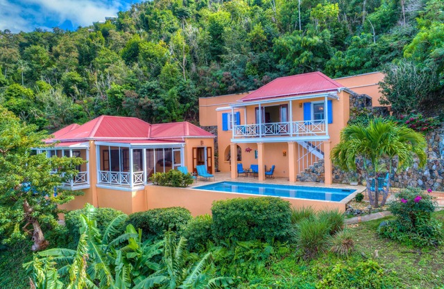Azure Vista: 10% de descuento en una relajante villa familiar con impresionantes vistas y piscina