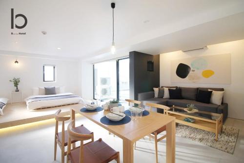 b hotel Heiwaodori 702 - Huge Apt in Famous Hiroshima Dori for 6p