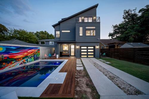 Bach & Bubbly House - 5BR, Pool, Gym & Glam Room