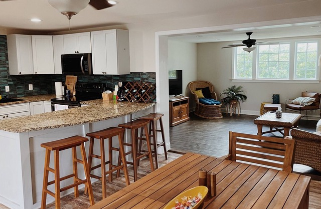 Backyard Dolphins, 1 Miles to Beach, Sleeps 8, Private Hot Tub, & Full Kitchen