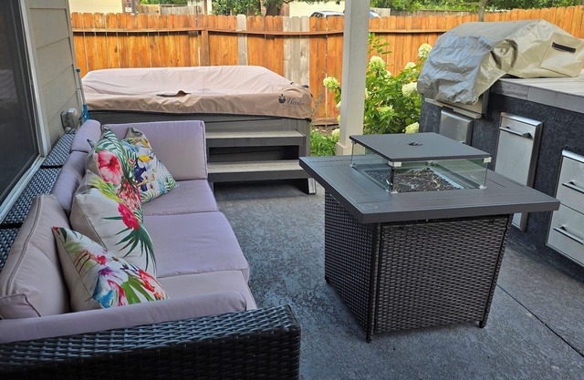 Backyard Getaway! Near IAH Airport! Hot Tub!