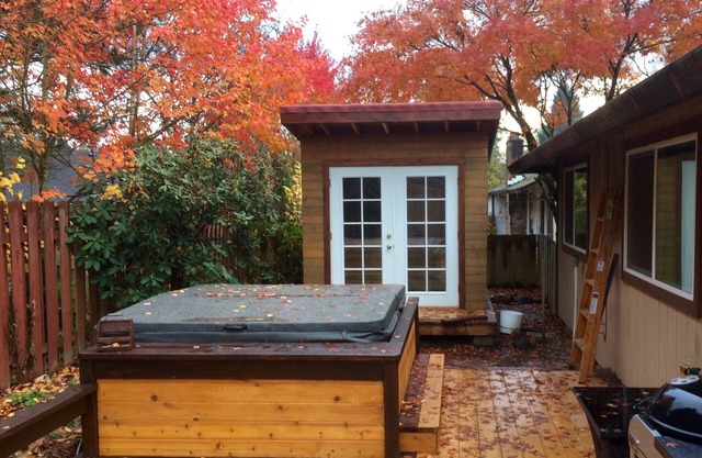 Bañera de hidromasaje y sauna en el patio trasero cerca del centro