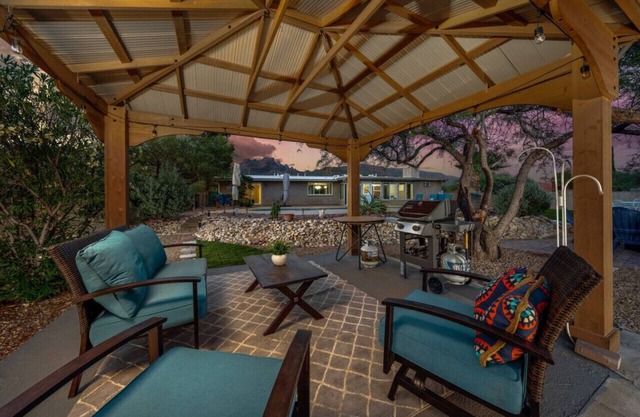 Backyard Oasis / Big 360º Views / 3 BR 2 BA