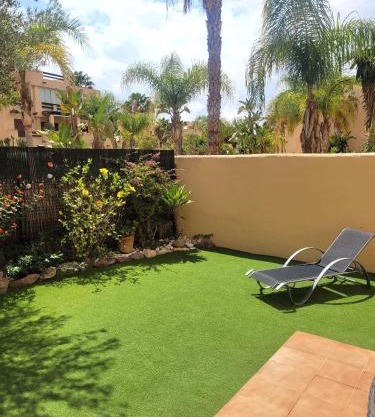 Bajo con una terraza espectacular al lado de la playa y con acceso directo a la piscina!