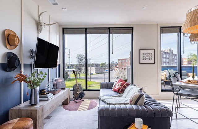 5mins to Downtown | 2BDR Suite w/ Large Balcony!