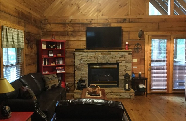"Bare Feet Cabin" A Cozy❤️ Escapada romántica WiFi gratis / Bañera de hidromasaje / Bañera de hidromasaje / Chimenea
