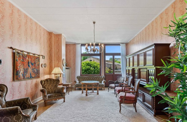 Baroque Style Townhome w Garden & Parking ID101