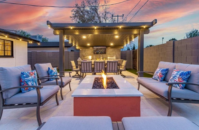 Barstool Party Pool12 Seat Hot Tub|Walk 2 Old Town