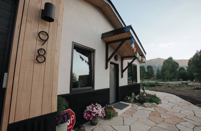 Basecamp at Whetstone Vista Is A New Modern Mountain Retreat With Stunning Views