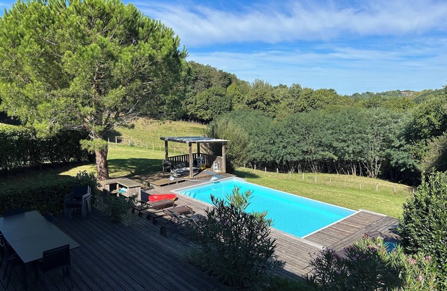 Caserío vasco con piscina