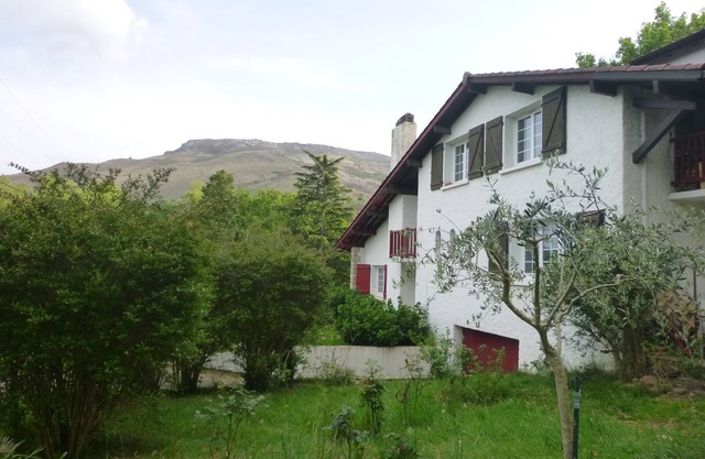 Casa de 200m2 en parque de 2500m2 en paz y frente a la montaña.