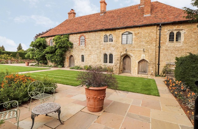 Battel Hall, HOLLINGBOURNE