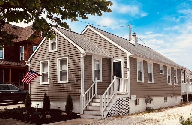 BAY AND BEACH Relax in this well appointed beach cottage in historic Old Town