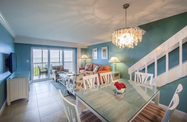 Bay Breezes, Close to Beach, Pools & Water Views from Large Screened Balcony