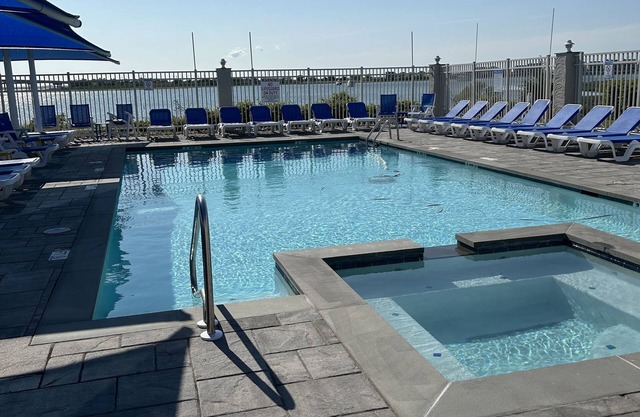 Bay front, fabulous sunset views, waterfront pool , beaches in Brigantine. NJ!