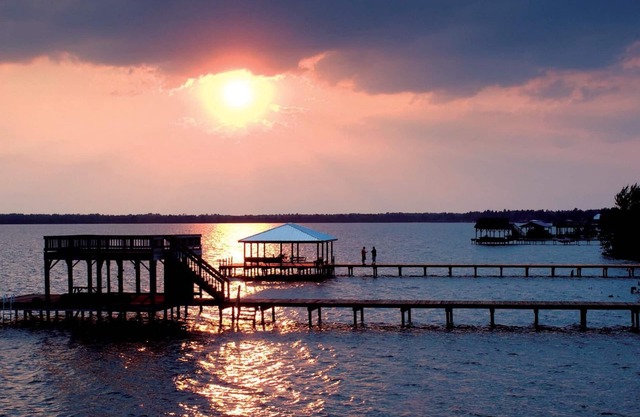 Bay Tree Lake Waterfront Home cerca de White Lake NC tiene capacidad para 12 personas