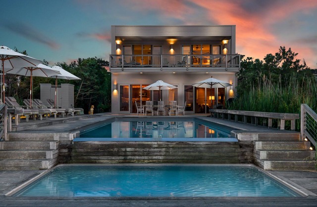 Bayfront Home con todas las campanas y silbatos