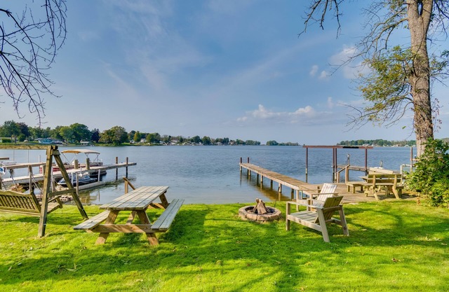Wolcott / Port Bay Lakehouse- ¡Libro para el follaje de otoño!