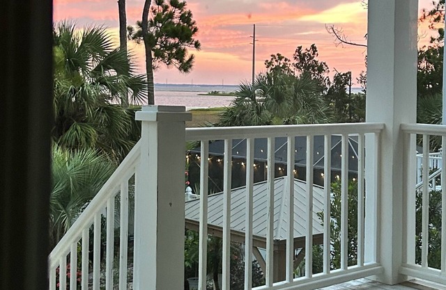 Bayside Oyster. 3 Bedroom/3 bathroom. Quick beach access. Stunning sunsets!