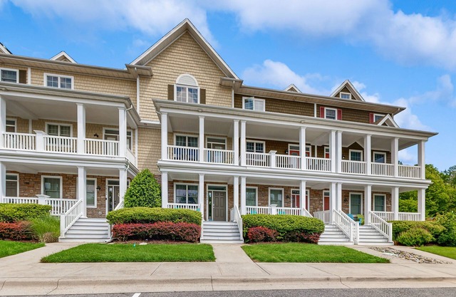 Bayside Resort townhouse w/ balcony, free WiFi, pool, and golf on-site