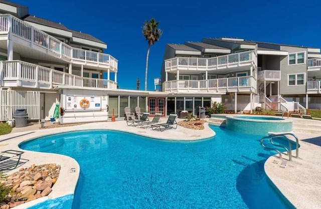 Beach access, community heated pool & hot tub! Pet friendly!