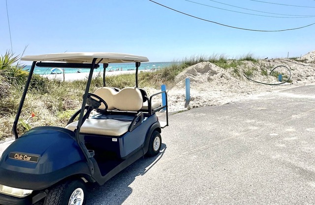 Free Golf Cart! Beach Gear Incl - .3 mile to beach, + BBQ! Pet friendly!