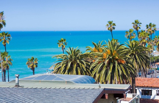 Beach Bungalow w/Private Balcony, Ocean Views -Walk to Beach & San Clemente Pier