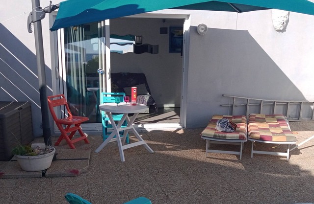 BEACH COTTAGE/STUDIO - Romance for 2 .Sheets/towels provided