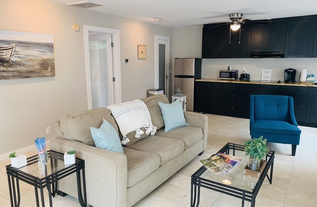 Beach Cove - Walk to Pier, Village, Shops & Restaurants