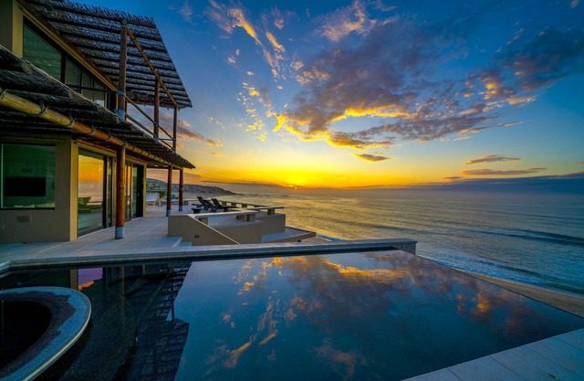 Frente a la playa de 8,500 pies cuadrados Villa, piscina infinita, piscina prístina