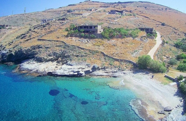 Apartamento en primera línea de playa - Zona privada aislada pero no lejos de Atenas.