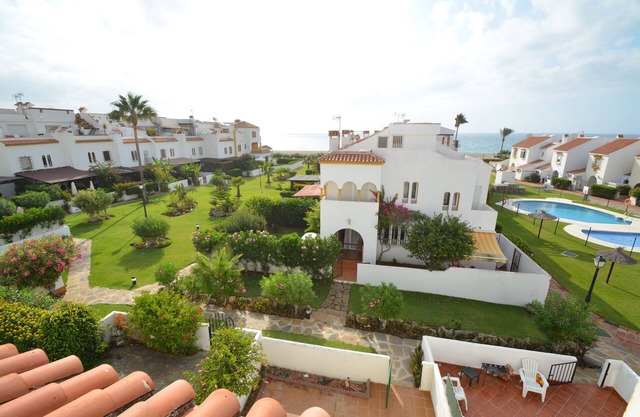 Casa de 4 dormitorios junto al mar con piscina a 2 pasos de Sabinillas (Estepona)