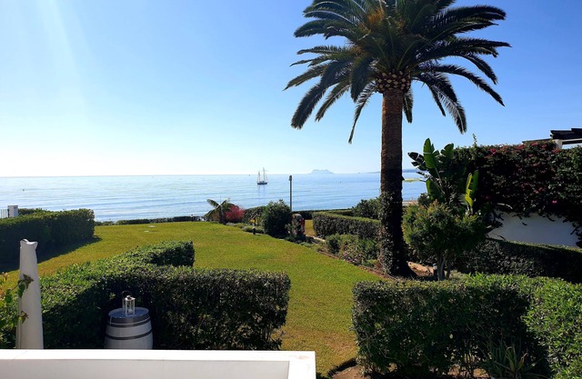 Villa frente a la playa, impresionantes vistas, acceso directo a la playa, cerca de todas las comodidades.