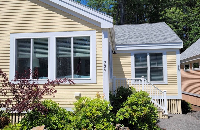 Beautiful Year Round Duplex Unit With Custom Kitchen & Large Private Patio