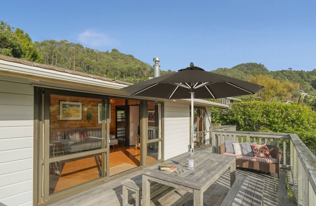 Beach Lovers Bach - Hahei Holiday Home