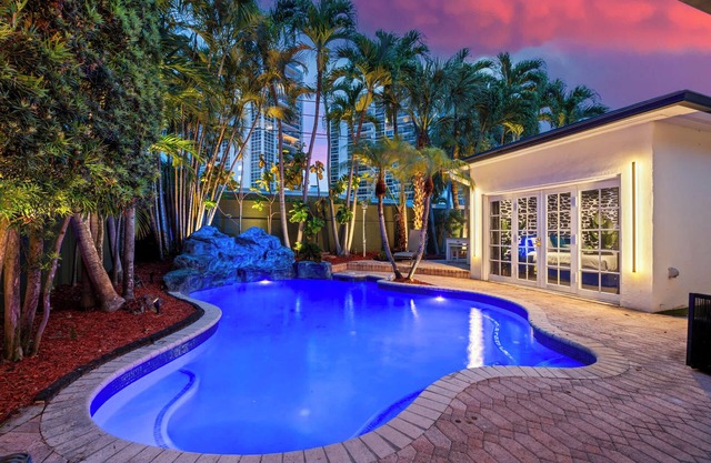Beach Pop - Steps to Beach, Heated Pool & Hot Tub
