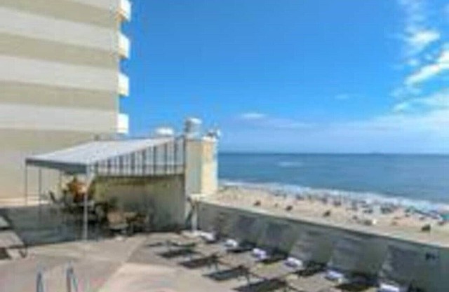 Beach Quarters 1BR 1BA with a nice Ocean Front Balcony - sleeps 6