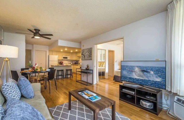 Chic Condo steps from White Sandy Beach Fast Wi-Fi
