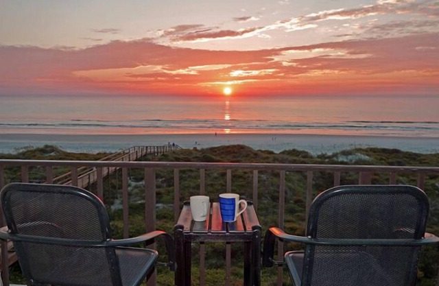 Beachers 'Lodge # 402 condominio de un dormitorio en el ��ltimo piso con una impresionante vista frente al mar