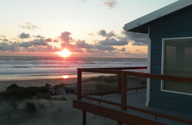 FRENTE AL MAR, VISTAS IMPRESIONANTES Y FÁCIL ACCESO A LA PLAYA. 5 dormitorios, 4 baños. 2 cocinas.