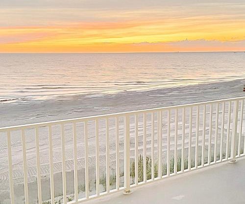 Beachfront Condo, Direct Access to Sugar Sand Beach, Heated Pool and Balcony Views
