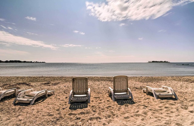 Beachfront Cottage w / Pórtico - En Long Island Sound