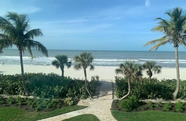Directly on Gulf/Vanderbilt beach, pool, tennis/pickle, Flash Sale--Aug 28 & on!