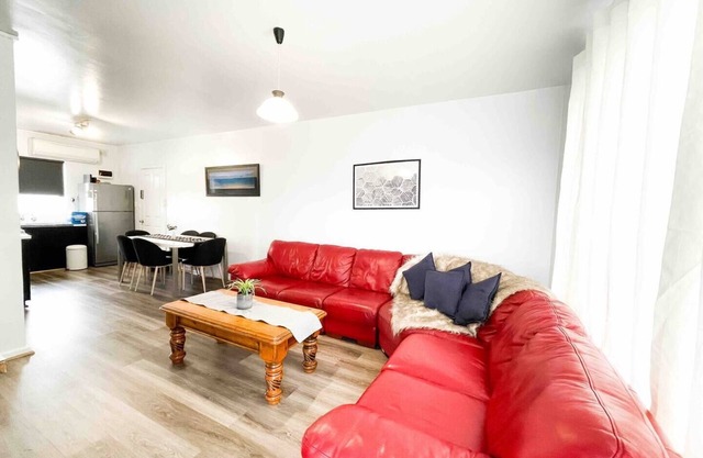 Beachfront Escape No 5: Your Perfect Spot for Fun, Sun, and Sea Right on the Waterfront – Pets Welcome!