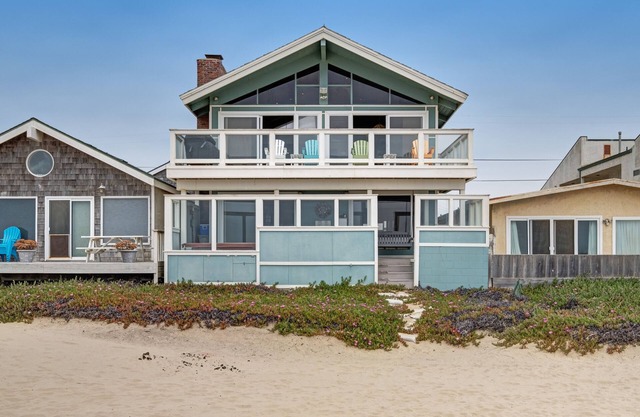 Casa frente al mar con bañera de hidromasaje privada, increíbles vistas al mar y terraza de dos niveles.