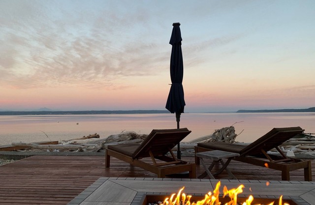 ¡Casa frente a la playa con kayaks, SUP, fogón, gran cubierta, aire acondicionado y más!