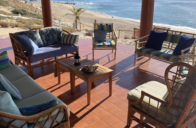 Propiedad frente a la playa, playa para nadar, con capacidad para 2 a 12 personas.