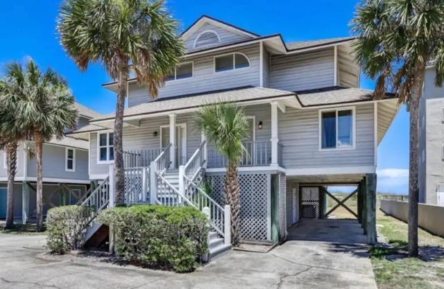 Beachfront Retreat with stunning views. Family sized townhouse