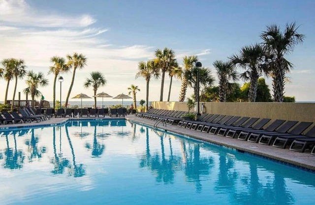 Beachfront, Spacious King Suite with Resort Access, Free Parking!