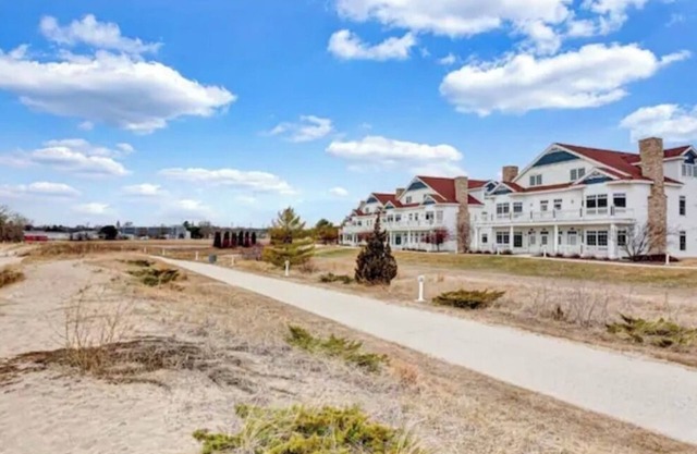 Executive Beachfront Villa: Sleeps 8!